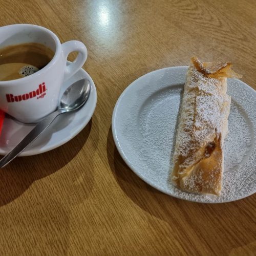 Breakfast with a delicacy: pastel de tentúgal